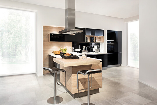 Grifflose Küche mit hellem Holz und schwarzen Glasfronten